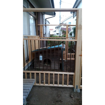 ご近所のわんちゃんのために建てた犬小屋の囲いです。